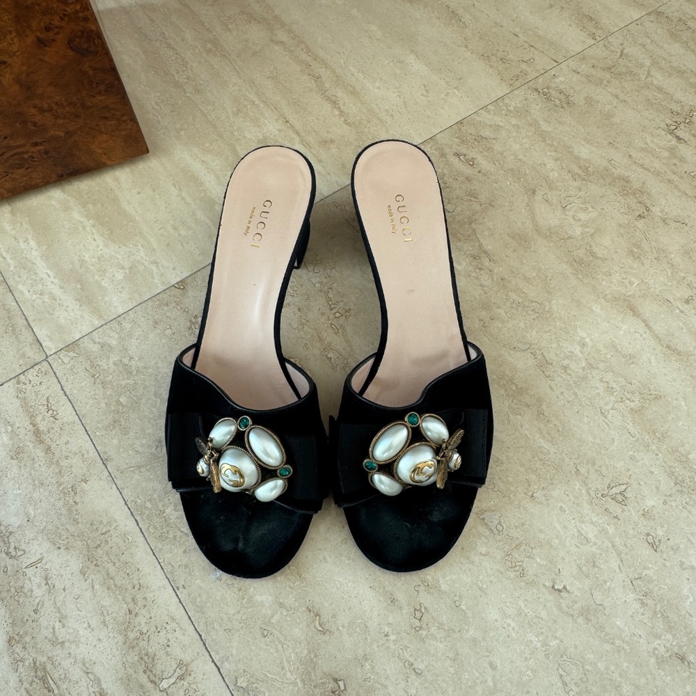 Gucci Velvet Mid-Heel Slide Bee Pearl Sandals - Picture 2 of 9